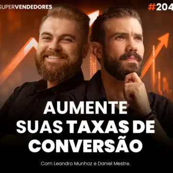 Capa do podcast Papo de Vendedor, com gráficos e setas de crescimento na cor laranja ao fundo e a foto dos hosts em primeiro plano, Daniel Mestre e Leandro Munhoz. Abaixo, na cor branca, o título do episódio Aumente Suas Taxas de Conversão, sobre técnicas de vendas.