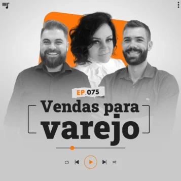 Capa do podcast Papo de Vendedor, nas cores branca, nas bordas, e laranja ao centro. No centro, Leandro Munhoz, à esquerda, branco, loiro, de barba, com expressão sorridente e Daniel Mestre, à direita, branco, moreno, de barba e sorrindo. Os dois com camisas pretas. Ao centro, a foto da convidada, Gisele Rainieri, cabelos curtos e pretos, com o rosto de perfil virado para a direita e camisa social branca. Abaixo dos três, o título do episódio na cor preta "Vendas para Varejo".