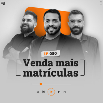 Capa do podcast Papo de Vendedor, nas cores branca, nas bordas, e laranja ao centro. No centro, Leandro Munhoz, à esquerda, branco, loiro, de barba, sorrindo e com o corpo virado para a direita. Daniel Mestre, branco, moreno, de barba, sério, do lado direito. Os dois com camisas pretas. Ao centro, o convidado, Leonardo Mendonça, moreno, de barba, cabelos pretos, com terno preto e camiseta cinza sorrindo. Abaixo o titulo do episódio, Venda mais matrículas,na cor preta.