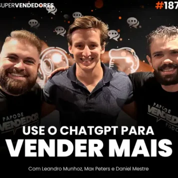 Capa do podcast Papo de Vendedor, com uma cor preta, ao fundo, e vários balões de conversas em segundo plano, representando chats. Em primeiro plano, a foto do convidado, Max Peters, ao lado dos hosts, Daniel Mestre e Leandro Munhoz. Abaixo, na cor branca, o título, Como Usar o ChatGPT para Vender Mais.