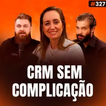 Capa do podcast Papo de Vendedor na cor laranja com a foto da convidada Jaqueline Rohden, ao centro. Ao lado, os hosts, Daniel Mestre e Leandro Munhoz. Abaixo, o título, na cor branca, CRM sem Complicação. Sobre como fazer sua equipe usar o CRM e evitar os erros mais comuns que sabotam a gestão comercial.