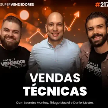 Capa do podcast Papo de Vendedor, com gráficos laranjas e cintilantes ao fundo. No centro, a foto do convidado, Thiago Maciel, vendedor técnico, careca, camisa social azul e sorrindo, ao lado dos hosts, Daniel Mestre e Leandro Munhoz. Abaixo, o título, na cor branca, Vendas Técnicas, sobre a importância da venda técnica para a indústria.