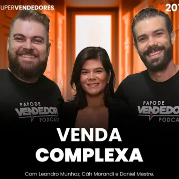Capa do podcast Papo de Vendedor, com uma porta laranja ao fundo. Em primeiro plano, a foto da convidada Cáh Morandi, ao lado dos hosts Leandro Munhoz e Daniel Mestre. Abaixo, na cor branca, o título Vendas Complexas.