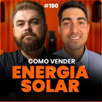 Capa do podcast Papo de Vendedor, com uma textura de cortina laranja ao fundo. Em primeiro plano, a foto do convidado, Marcos Odouglas, empreendedor de energia solar, ao lado do host, Leandro Munhoz. Abaixo, na cor branca e laranja, o título, Como Vender Energia Solar, sobre vendas de energia solar.