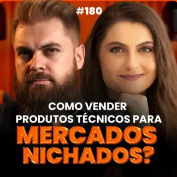 Capa do podcast Papo de Vendedor, com um a textura de cortina laranja ao fundo. Em primeiro plano, a foto da convidada Camila Cicconeto, ao lado do host Leandro Munhoz.