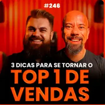 Capa do podcast Papo de Vendedor com uma cortina laranja ao fundo e a foto do convidado à direita, Kurlam Tomé, ao lado do host, Leandro Munhoz. Abaixo, o título na cor laranja, 3 dicas para se tornar Top 1 de vendas. Sobre vendas de software b2b.