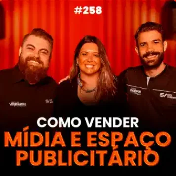 Capa do podcast Papo de Vendedor na cor laranja e uma cortina ao fundo. No centro, a foto da convidada, Marcela Marchi, ao lado dos hosts, Daniel Mestre e Leandro Munhoz. Abaixo, o título, Como vender mídia e espaço publicitário, sobre vendas em midia.