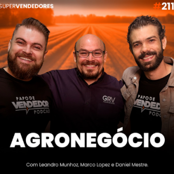 Capa do episódio 211 do Papo de Vendedor. Daniel Mestre à direita , Leandro Munhoz à esquerda e co convidado. Marco Lopes, no centro. Ao fundo, uma imagem de fazenda com textura laranja. Abaixo, o título, na cor branca, Agronegócio, sobre vendas no agro.