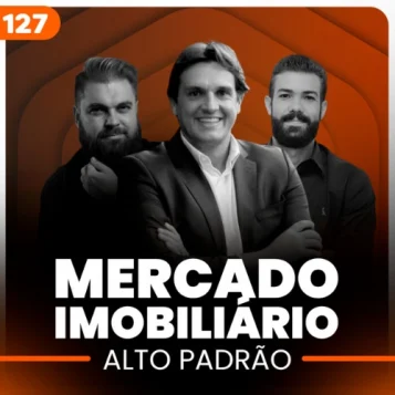 Capa do podcast papo de vendedor, com fundo laranja e os hosts Leandro Munhoz e Daniel Mestre ao lado de Paulo Cruz, corretor de imóveis de alto padrão e luxo. Título, em branco, Vendas no mercado imobiliário.