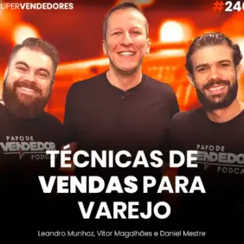 Capa do podcast Papo de Vendedor com a foto do convidado, Vitor Magalhães, ao centro. Ao lado, os hosts, Leandro Munhoz e Daniel Mestre. Abaixo, o título, na cor branca, Técnicas de vendas para varejo, sobre vendas no varejo e gestão de franquias.