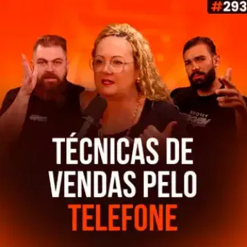 Capa do podcast Papo de Vendedor na cor laranja. Ao centro, a foto da convidada, Vanessa Buratto, loira, cacheada, usando óculos e camisa social preta. De cada lado, os hosts, Daniel Mestre e Leandro Munhoz. Abaixo, o título, na cor branca e laranja, Técnicas de vendas pelo telefone.