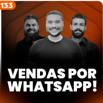 Capa do podcast Papo de vendedor, na cor laranja escuro e título na cor branca "Vendas por WhatsApp". Centralizado a foto do convidado Arthur Frota, CEO da Tallos, ou RD Conversas, e foto dos hosts, Leandro Munhoz e Daniel Mestre.