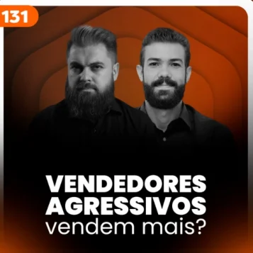 Capa do podcast Papo de vendedor na cor laranja escuro e título branco "Vendedores agressivos vendem mais?" Foto centralizada dos hosts Leandro Munhoz e Daniel Mestre.