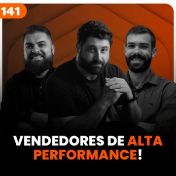 Capa do podcast Papo de vendedor na cor laranja escuro, e título em laranja claro e branco, Vendedores de alta performance. Centralizado, a foto do convidado, Alfredo Soares e dos hosts Leandro Munhoz e Daniel Mestre.