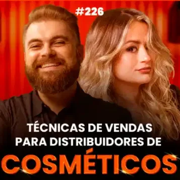 Capa do podcast Papo de Vendedor, com a foto da convidada, Michelle Gavillan, de perfil, loira, ao lado do host, Leandro Munhoz. Ao fundo uma cortina laranja. Abaixo, o título na cor branca, Técnicas de vendas para cosméticos, sobre como vender cosméticos para distribuidores.