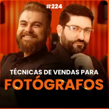 Capa do podcast Papo de Vendedor com a foto do convidado, à direita, João Alberto, branco, de barba e usando um óculos. À esquerda, o host, Leandro Munhoz. Ao fundo, uma cortina laranja e um microfone no centro. Abaixo, o título, Técnicas de Vendas para Fotógrafos, sobre como vender fotografia.