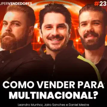 Capa do podcast Papo de Vendedor com a foto do convidado, Jairo Sanches, branco, de barba e sorrindo, com uma jaqueta preta. Ao fundo, um globo terrestre na cor laranja cintilante. Ao lado do Jairo, os hosts, Daniel Mestre e Leandro Munhoz. Abaixo, o título, na cor branca, Como vender para multinacional, sobre como vender para grandes empresas.