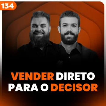Capa do podcast Papo de vendedor na cor laranja escuro, abaixo, o título, na cor branca, Vender Para o Decisor, e a foto dos hosts centralizada, Leandro Munhoz e Daniel Mestre.