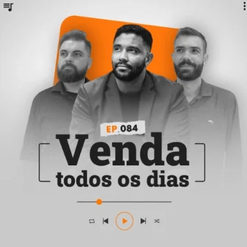 Capa do podcast Papo de Vendedor, com cores brancas, nas bordas, e laranja ao centro. Leandro Munhoz, à esquerda, branco, loiro, de barba, com expressão séria e Daniel Mestre, à direita, branco, moreno, de barba e sorrindo. Os dois com camisas pretas. Ao centro, o convidado, Caio Vidal, moreno, de barba, com terno cinza e camisa preta. Abaixo o título do episódio, Vender todos os dias, na cor preta.