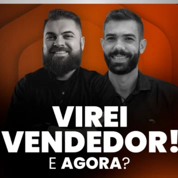 Capa do podcast Papo de Vendedor, com uma cor laranja escuro ao fundo e a foto dos apresentadores em primeiro plano. Leandro Munhoz, à esquerda, branco, loiro, cabelos curtos e barba e expressão sorridente. Daniel Mestre, à direita, branco, cabelos curtos pretos, barba e sorrindo. Os dois com camisas pretas. Abaixo, o título do episódio, na cor branca, Virei Vendedor e Agora?