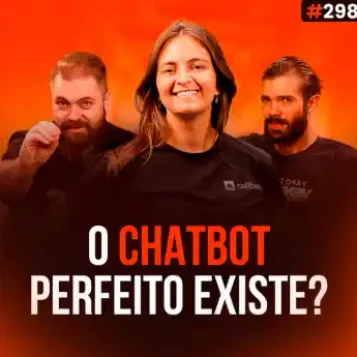 Capa do podcast Papo de Vendedor na cor laranja com a foto da convidada, Luciana Carneiro, ao centro. Um de cada lado, os hosts, Leandro Munhoz e Daniel Mestre. Abaixo, o título, na cor branca e laranja, O chatbot perfeito existe? Sobre como usar automação e WhatsApp para vender mais.